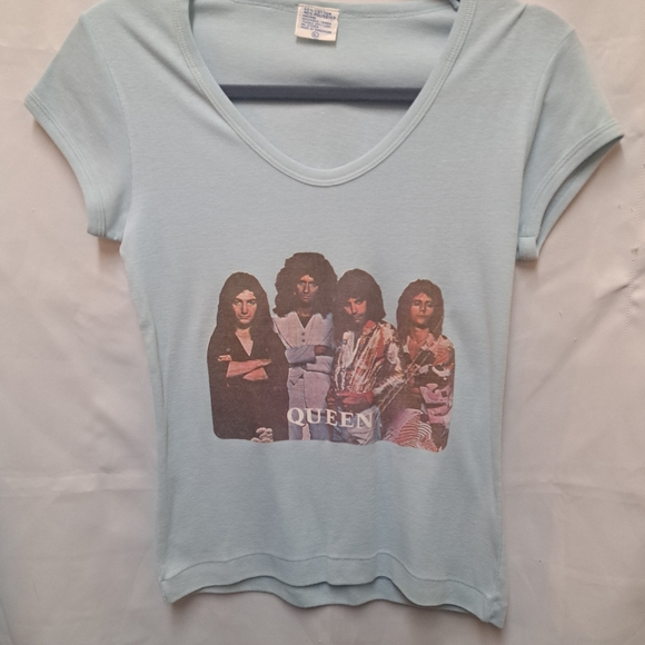 Vtg Queen graphic V-neck baby tee in baby blue vintage size L - Picture 5 of 11